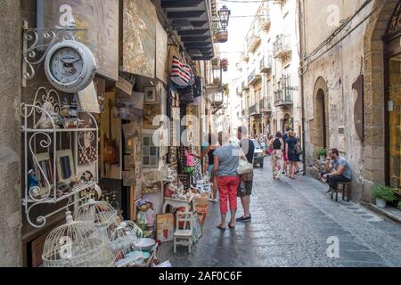 Scena urbana del centro storico di Cefalù, in Sicilia. La storica Cefalù è una delle principali mete turistiche della Sicilia. Foto Stock