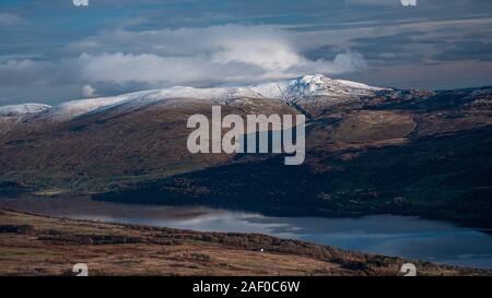 Una vista inverni di Loch Tay (Scozia) da Meall nan Tarmachan nel Ben Lawers Riserva Naturale con Creag Uchdag in background Foto Stock