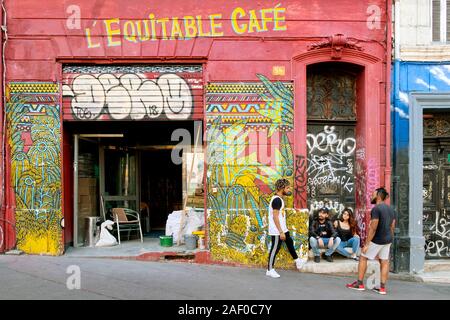 Colorato / colorate graffiti, Cours Julien, Marsiglia, Francia, Europa Foto Stock