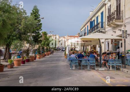 Ristoranti sulla spiaggia di Cefalù, Sicilia. Cefalù storico è un importante destinazione turistica in Sicilia. Foto Stock