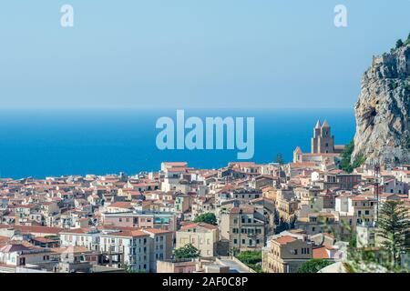 Veduta aerea del centro storico di Cefalù, Sicilia. La storica Cefalù è una delle principali mete turistiche della Sicilia. Foto Stock