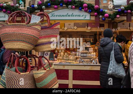 Praga, 11 di dicembre di 2019 - Namesti Miru su nuvoloso giorno di mercato di Natale a Praga Foto Stock