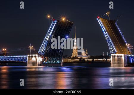 Ponte del palazzo, una strada- e piede-traffico ponte a bilico, abbraccia il fiume Neva a San Pietroburgo tra la Piazza del Palazzo e Isola Vasilievsky. Foto Stock