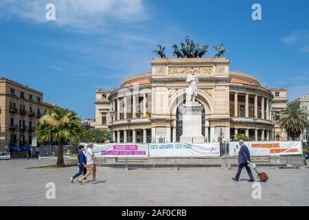 Teatro Politeama Garibaldi a Piazza Ruggero Settimo a Palermo, Sicilia. Il teatro completato nel 1891 è stata progettata per una vasta gamma di posti a sedere mostra 5000 Foto Stock