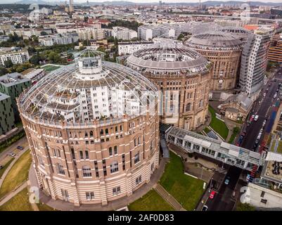 Antenna fuco shot del Gasometro vecchi edifici di Vienna dal di sopra. Utilizzato come gasholders, è music hall, il museo, il dormitorio e il centro commerciale di howad Foto Stock