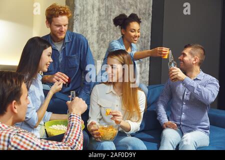 Gruppo di amici aventi parti in ambienti chiusi insieme divertimento durante i fine settimana Foto Stock