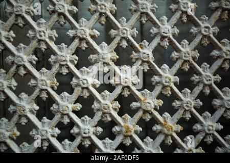 Frammento di antica e tipica portoghese inferriate alle finestre di Case. Foto Stock