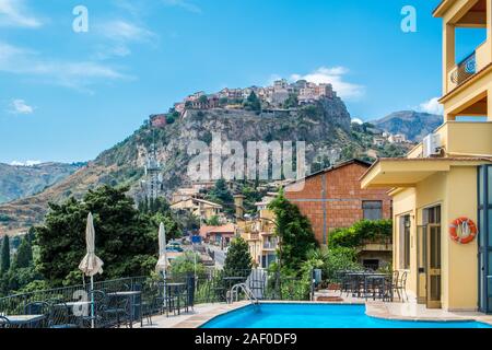 Vista da Taormina verso idilliaco Castelmola. Storico di Taormina è una delle principali mete turistiche in Sicilia. Foto Stock