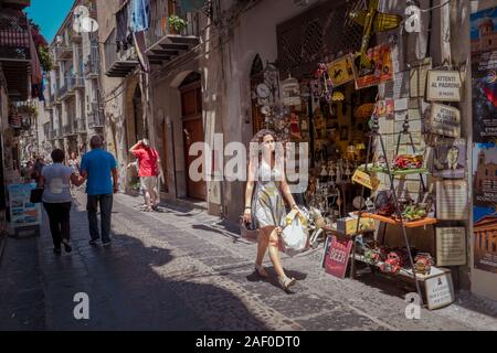 Scena urbana del centro storico di Cefalù, in Sicilia. La storica Cefalù è una delle principali mete turistiche della Sicilia. Foto Stock