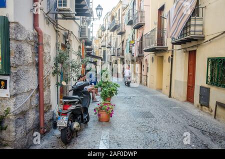 Scena urbana del centro storico di Cefalù, in Sicilia. La storica Cefalù è una delle principali mete turistiche della Sicilia. Foto Stock