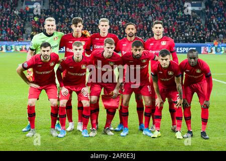 Leverkusen, Germania. Xi Febbraio, 2018. Calcio: Champions League, Bayer Leverkusen - Juventus Torino, fase di gruppo, gruppo D, 6° giornata nella BayArena. Leverkusen squadra prima della partita. dietro da sinistra: Lukas Hradecky, Kai Havertz, Sven Bender, Karim Bellarabi, Lucas Alario, nella parte anteriore da sinistra Aleksandar Dragovic, Daley Sinkgraven, Lars Bender, Kerem Demirbay, Charles Aranguiz, Moussa Diaby. Credito: Federico Gambarini/dpa/Alamy Live News Foto Stock