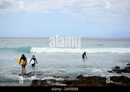 Surfer portante della tavola da surf. Guardando al mare. Andare a fare surf. Foto Stock