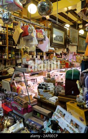 Vista di Appleyards la finestra di visualizzazione dei tradizionali cibi raffinati negozio di alimentari su Wyle Cop nel centro della città di Shrewsbury Shropshire England Regno Unito KATHY DEWITT Foto Stock