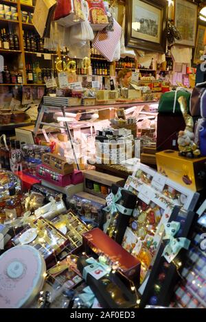 Vista di Appleyards la finestra di visualizzazione dei tradizionali cibi raffinati negozio di alimentari su Wyle Cop nel centro della città di Shrewsbury Shropshire England Regno Unito KATHY DEWITT Foto Stock