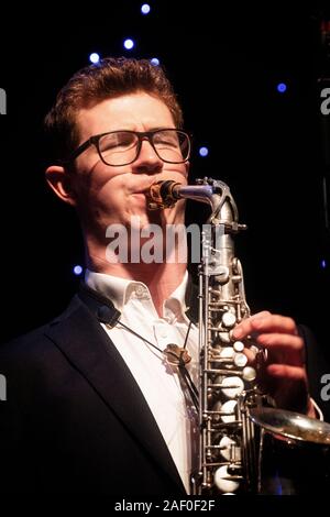 Sean Payne gioca sax alto con Clark Tracey Quintet, Scarborough Jazz Festival 2019 Foto Stock