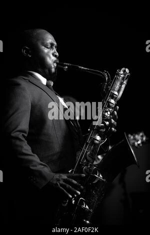 Toni Kofi gioca sax baritono a Scarborough Jazz Festival 2019 Foto Stock