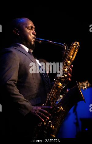 Toni Kofi gioca sax baritono a Scarborough Jazz Festival 2019 Foto Stock