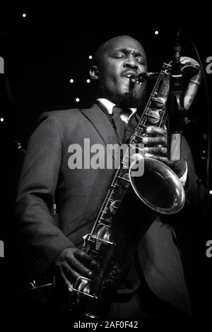 Toni Kofi gioca sax baritono a Scarborough Jazz Festival 2019 Foto Stock