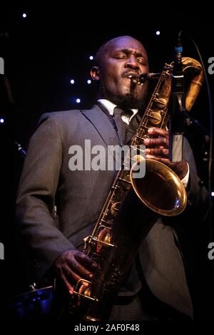 Toni Kofi gioca sax baritono a Scarborough Jazz Festival 2019 Foto Stock