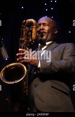 Toni Kofi gioca sax baritono a Scarborough Jazz Festival 2019 Foto Stock