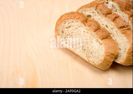 Fette di pane su un tavolo di legno. Foto Stock