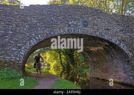 Escursioni in bicicletta lungo il Monmouthshire e canale Brecon Foto Stock