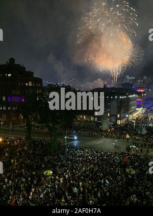 La folla a guardare i fuochi d'artificio vicino Ponte di Brooklyn Foto Stock