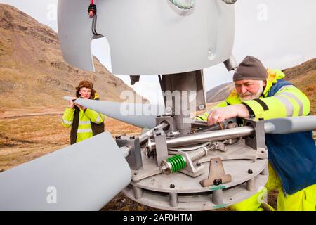 3 aerogeneratori essendo costruito dietro il kirkstone Pass Inn su kirkstone Pass nel distretto del lago, UK. A causa della sua posizione remota, il pub Foto Stock