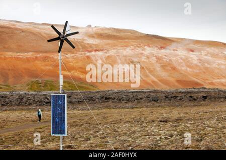 Tre forme di energia rinnovabile su un sito, energia eolica, energia solare e geotermica a un nuovo flusso di lava che ha eruttato durante il Krafla incendi presso Leirh Foto Stock