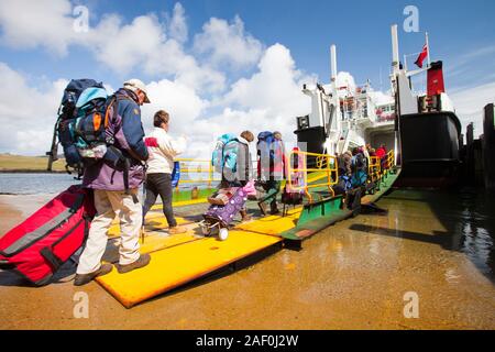 Passeggeri a piedi emark il Caledonian Macbrayne traghetti, Loch Nevis, i servizi a cui l'isola di Eigg da Mallaig, qui in porto sulla Eigg a Galmisd Foto Stock