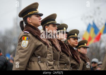 Bucarest, Romania - 01 dicembre, 2019: Femmina soldato (donna in campo militare) prende parte alla nazionale rumena giorno parata militare. Foto Stock