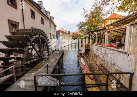 Isola di Kampa con Certovka Fiume e mulino ad acqua nella vecchia Praga, Repubblica Ceca. Foto Stock