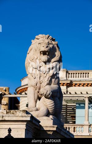 Leone di pietra statua all'ingresso del Castello di Buda giardini. Inverno a Budapest, Ungheria. Dicembre 2019 Foto Stock