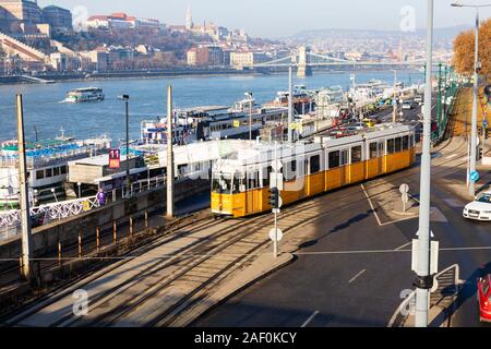 Il tram sulle rive del fiume Danubio, inverno a Budapest, Ungheria. Dicembre 2019 Foto Stock