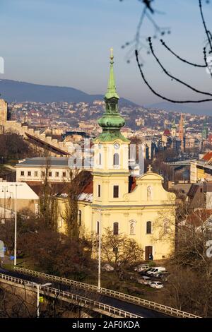 Taban la chiesa parrocchiale dedicata a Santa Caterina di Alessandria, Pest. Inverno a Budapest, Ungheria. Dicembre 2019 Foto Stock