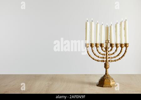 Candele accese in menorah su Hanukkah isolato su bianco Foto Stock