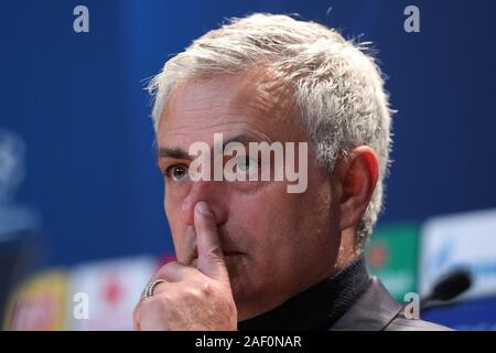 Monaco di Baviera, Germania. Undicesimo Dec, 2019. firo: 11.12.2019, calcio, Champions League, stagione 2019/2020, 6° gruppo partita FC Bayern Munich - Tottenham Hotspur, coach Jose Mourinho, Tottenham Hotspur,, Tottenham Hotspur, speroni, ritratto, PK, conferenza stampa, gesto | Utilizzo di credito in tutto il mondo: dpa/Alamy Live News Foto Stock