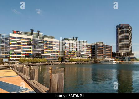 Melbourne, Australia - 16 Novembre 2009: ampio riprese di colorati architettura moderna di eleganti edifici di appartamenti sulla riva del Docklands con alcuni gre Foto Stock