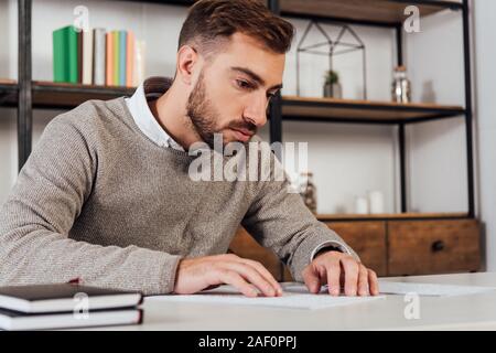 Ipovedenti uomo lettura font braille a tavola Foto Stock