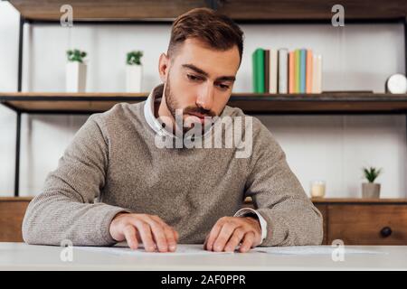 Ipovedenti uomo lettura font braille a tavola Foto Stock