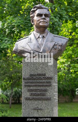 Kiev, Ucraina - 18 Maggio 2019: monumento due volte eroe dell'Unione Sovietica generale Georgi Beregovoy nel parco della gloria eterna Foto Stock