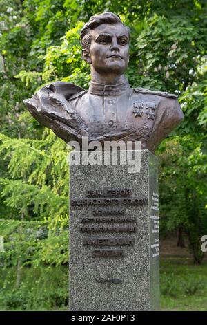 Kiev, Ucraina - 18 Maggio 2019: monumento due volte eroe dell'Unione Sovietica, il pilota di prova Ahmet-Khan Sultan nel parco della gloria eterna Foto Stock