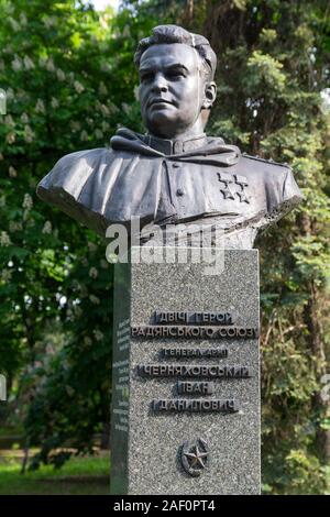 Kiev, Ucraina - 18 Maggio 2019: monumento due volte eroe dell'Unione Sovietica generale dell esercito Ivan Chernyakhovsky nel parco della gloria eterna Foto Stock