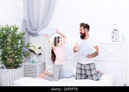 Coltivare la relazione di fiducia. La famiglia felice. Il ruolo del padre. Pillow Fight. Papà cercano il vivere la vita di integrità e onestà. Sincere emozioni. Pigiama Party. Infanzia felice. Educazione felice figlia. Foto Stock