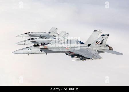 LEMOORE, California (7 marzo 2019) tre F/A-18E aeromobili da Naval Air Station (NAS) Lemoore volato da LT Phil "Quitter" Murphy, LCDR Sean 'Dora Tuohy e LT Nicholas 'D-POD' Corey da Strike Fighter Squadron (VFA) 136 'Knighthawks' volare in formazione sul mare il Test Gamma dopo aver completato una missione di addestramento. (U.S. Navy foto di Lt. La Cmdr. Darin Russell/rilasciato) Foto Stock