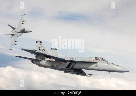 LEMOORE, California (7 marzo 2019) tre F/A-18E aeromobili da Naval Air Station (NAS) Lemoore volato da LT Phil "Quitter" Murphy, LCDR Sean 'Dora Tuohy e LT Nicholas 'D-POD' Corey da Strike Fighter Squadron (VFA) 136 'Knighthawks' volare in formazione sul mare il Test Gamma dopo aver completato una missione di addestramento. (U.S. Navy foto di Lt. La Cmdr. Darin Russell/rilasciato) Foto Stock