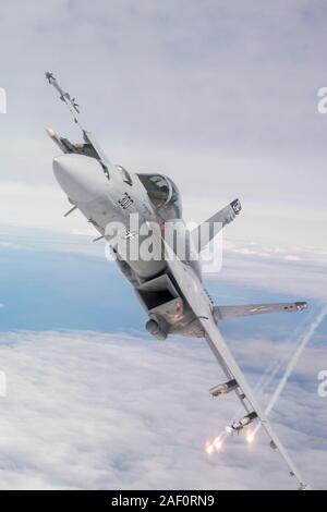 LEMOORE, California (7 marzo 2019) tre F/A-18E aeromobili da Naval Air Station (NAS) Lemoore volato da LT Phil "Quitter" Murphy, LCDR Sean 'Dora Tuohy e LT Nicholas 'D-POD' Corey da Strike Fighter Squadron (VFA) 136 'Knighthawks' volare in formazione sul mare il Test Gamma dopo aver completato una missione di addestramento. (U.S. Navy foto di Lt. La Cmdr. Darin Russell/rilasciato) Foto Stock