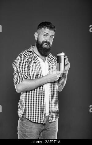 Le abitudini igieniche per gli uomini. Hipster holding gel o bottiglia di shampoo per igiene personale su sfondo grigio. Uomo Barbuto con prodotto per l'igiene. Igiene quotidiana e la salute. Foto Stock