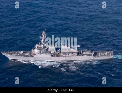 191129-N-OI558-2241 Mar Cinese Orientale (nov. 29, 2019) Il Arleigh Burke-class guidato-missile destroyer USS Barry (DDG 52) vele in formazione durante un esercizio di manovra alla superficie di supporto del gruppo di azione delle operazioni. Shiloh è distribuita negli Stati Uniti 7 flotta area di operazioni a sostegno della sicurezza e della stabilità nella regione Indo-Pacifico. (U.S. Foto di Marina di Massa lo specialista di comunicazione di terza classe Chanel L. Turner) Foto Stock