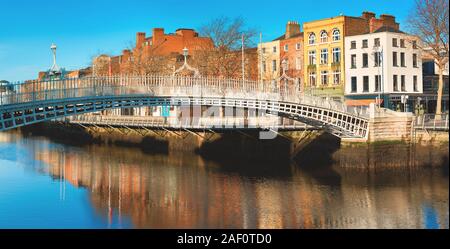 Dublino, immagine panoramica di mezzo penny Bridge o Ha'penny Bridge, su un luminoso giorno con bella riflessione di case storiche del Riverside a riv Foto Stock